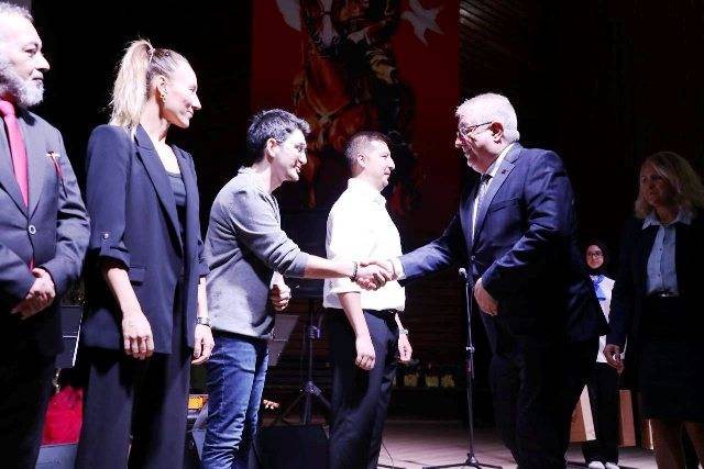 24 Kasım Öğretmenler Günü Programı Edremit’te Coşku İçinde Kutlandı