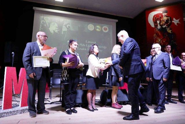24 Kasım Öğretmenler Günü Programı Edremit’te Coşku İçinde Kutlandı
