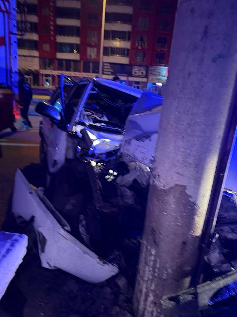 Edremit’te otomobil elektrik direğine çarptı