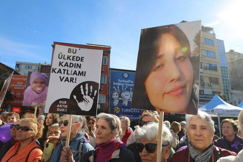 CHP Edremit İlçe Kadın Kolları kadına şiddete karşı için meydandaydı..