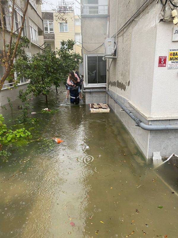 Beklenen yağmur Körfez ilçelerinde hayatı olumsuz etkiledi