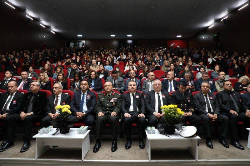 Edremit, 10 Kasım’da Ulu Önder Atatürk’ü anmak için tek yürek oldu