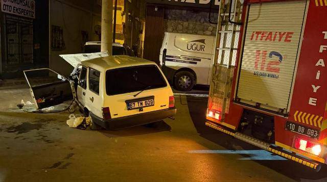 Edremit’te otomobil elektrik direğine çarptı