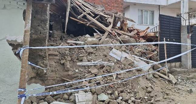 Balıkesir Edremit'te metruk bina büyük bir gürültü ile çöktü