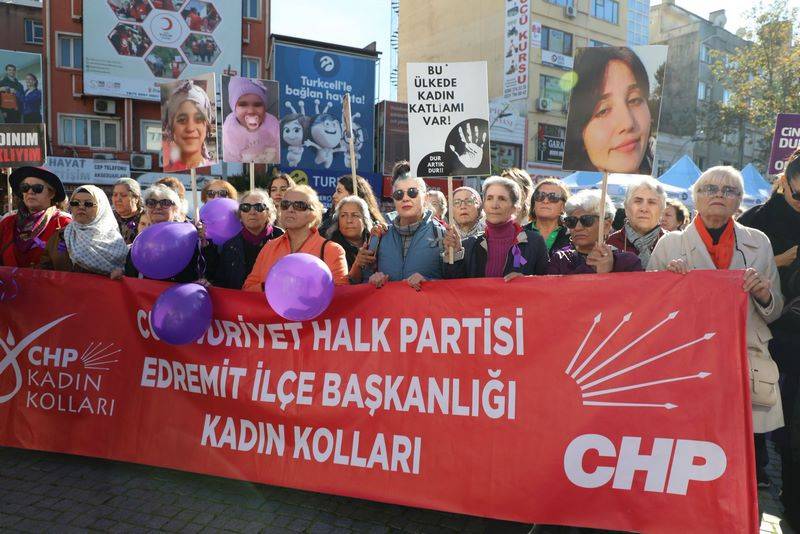 CHP Edremit İlçe Kadın Kolları kadına şiddete karşı için meydandaydı..