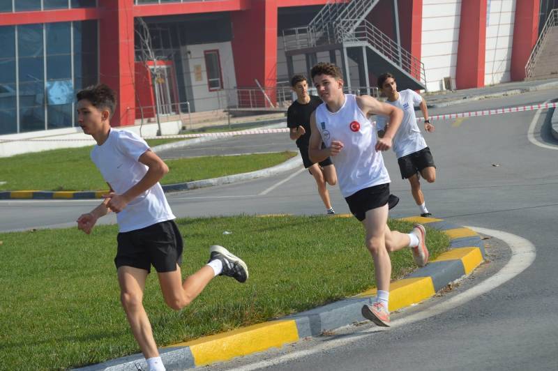 Bandırmalı Atletler Bölge Yarışlarına Katılmaya Hak Kazandılar