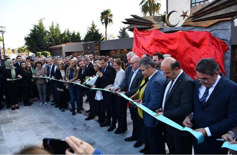 Balıkesir’de Atatürk’e Saygı ve Minnet Anıtı