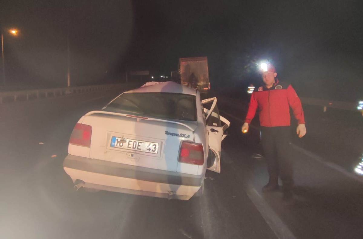 Susurluk'ta otomobil tıra arkadan çarptı: 1 ölü