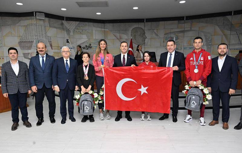Başkan Akın, Balıkesir’in adını dünyaya duyuran milli sporcuları ağırladı