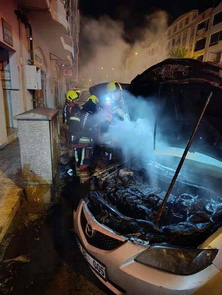 Balıkesir'de Park Halindeki İki Otomobilde Yangın Çıktı