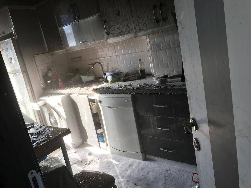 Bandırma’da yangında dumanlar apartmandan yükseldi