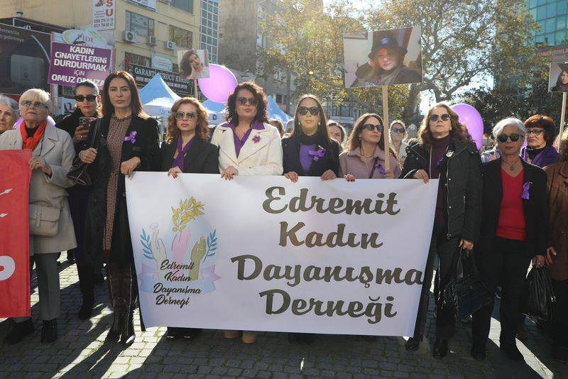 CHP Edremit İlçe Kadın Kolları kadına şiddete karşı için meydandaydı..