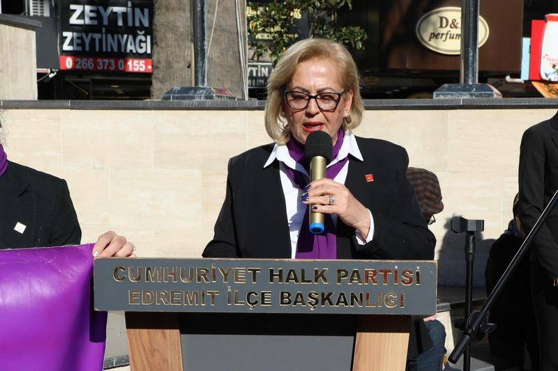 CHP Edremit İlçe Kadın Kolları kadına şiddete karşı için meydandaydı..