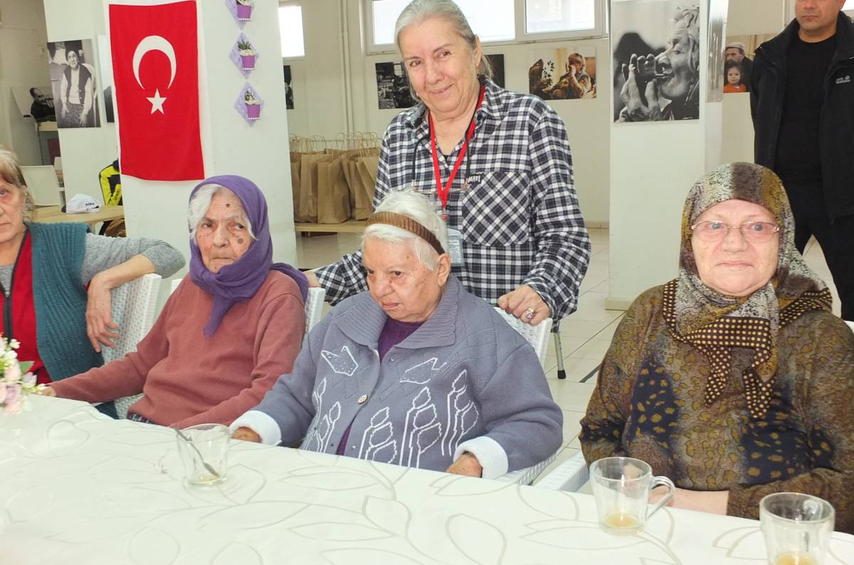 Burhaniye de huzurevi sakinleri sevindirildi