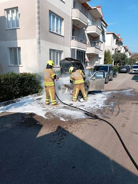 Gönen’de bir araç yandı