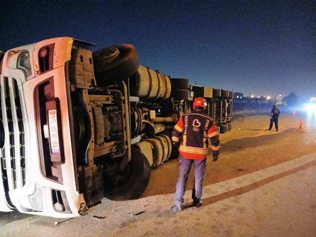 Balıkesir'de Yine Tır Devrildi