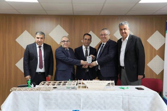 Edremit Belediyesi şampiyon öğrencileri ödüllendirdi