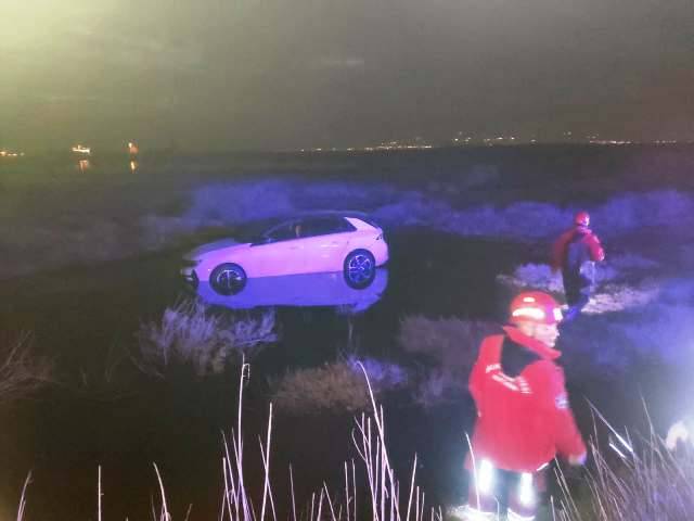 Yoldan çıkan otomobil suyun içine daldı: İtfaiye ekipleri sürücüyü kurtardı