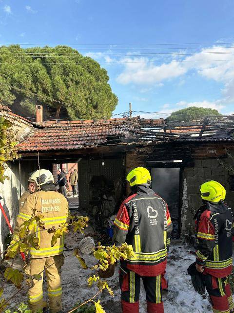Ayvalık’ta depo yangını itfaiye ekiplerinin müdahalesiyle söndürüldü