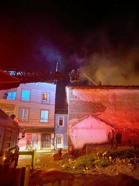 Burhaniye’de metruk binada yangın