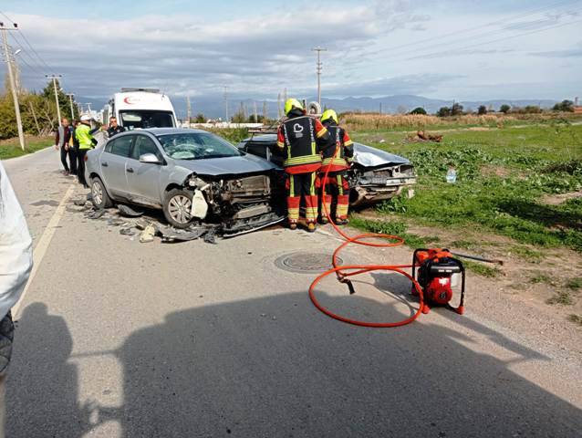 Burhaniye’de 2 otomobil çarpıştı: 3 kişi hafif yaralandı