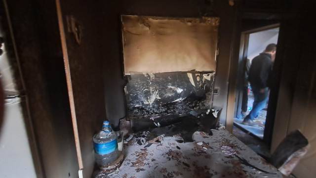 Altıeylül'de ev yangını için vatandaşlar ve itfaiye seferber oldu