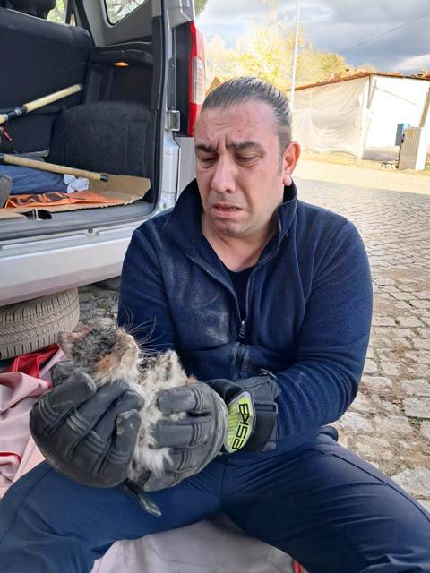 Edremit'te aracın altında sıkışan kediyi kurtardı