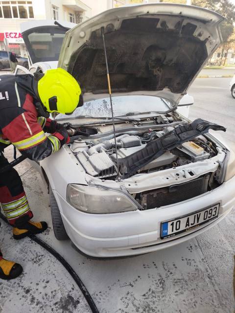 Balıkesir Devlet Hastanesi önünde araç yangını...