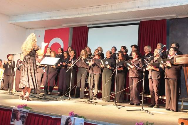 Burhaniye de Çok Sesli Kadın Korosundan Farkındalık Konseri