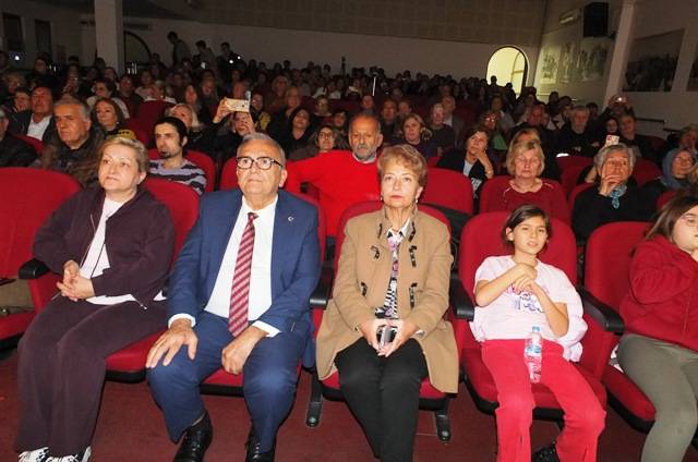 Burhaniye de Çok Sesli Kadın Korosundan Farkındalık Konseri