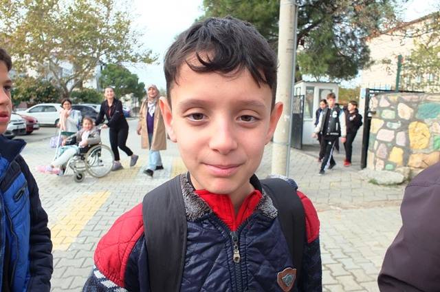 Burhaniyeli seyyar satıcı ölen kardeşi için pamuk şekeri hayrı yaptı