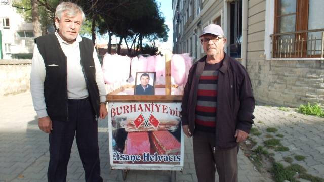 Burhaniyeli seyyar satıcı ölen kardeşi için pamuk şekeri hayrı yaptı