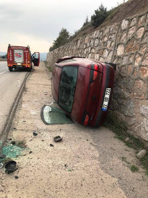 Sındırgı’da otomobil duvara kâğıt gibi yapıştı