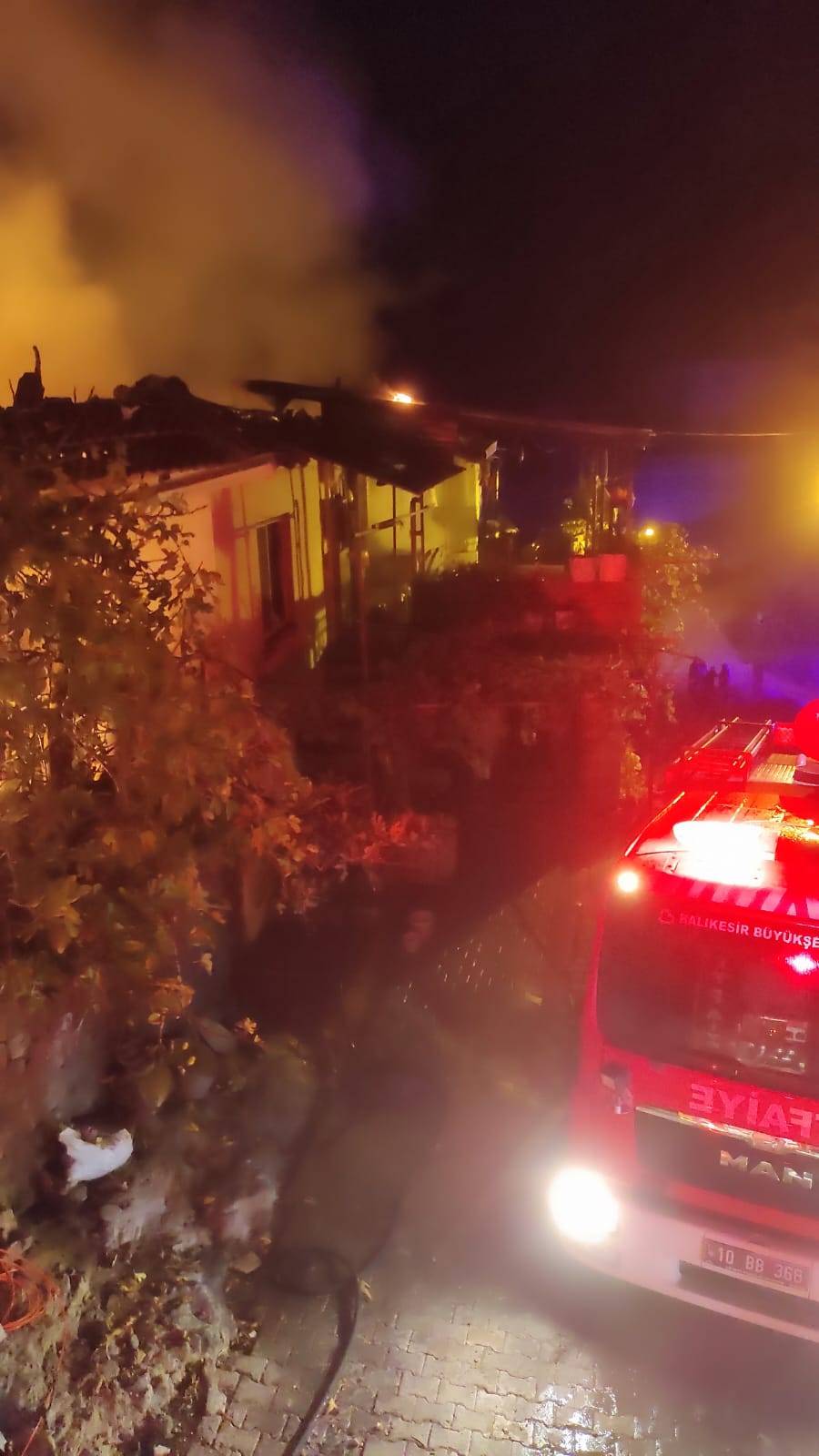 Bigadiç’te Depo Yangını: Alevler Sabahın İlk Işıklarıyla Söndürüldü