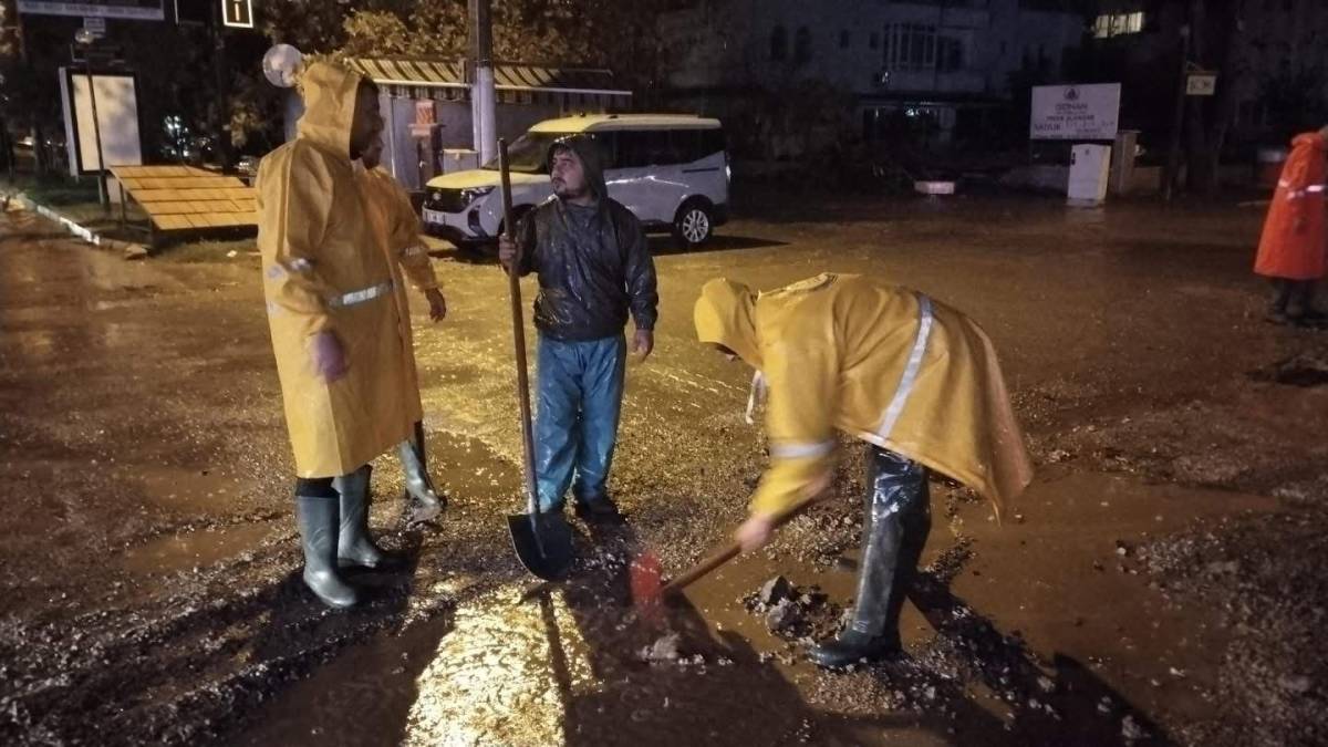 Edremit Belediyesi yağışlara karşı 7/24 çalışıyor