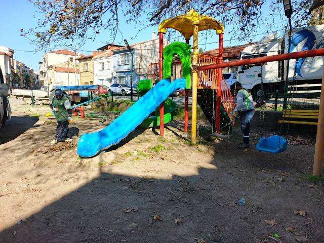 Ayvalık’ta Park Ve Bahçeler Ekiplerinden 7/24 Yoğun Mesai