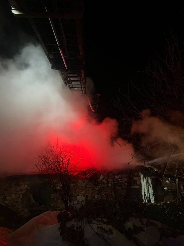 Manyas’ta yangın geceyi aydınlattı