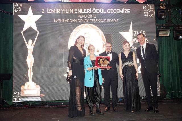 2. İzmir Yılın Enleri Ödülleri görkemli bir geceyle sahiplerini buldu
