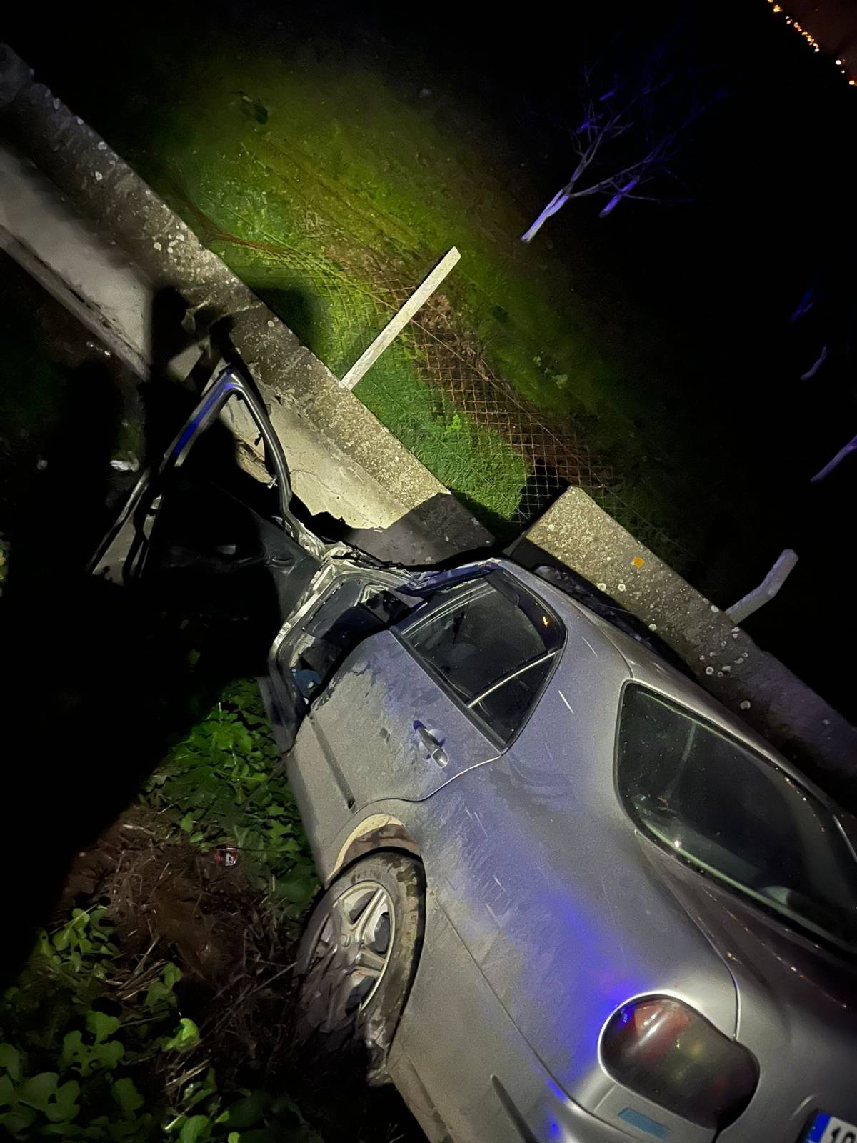 Altıeylül’de otomobil bahçe duvarına girdi: 1 yaralı