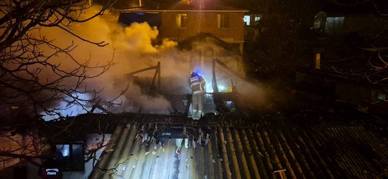 Manyas’ta yangın geceyi aydınlattı