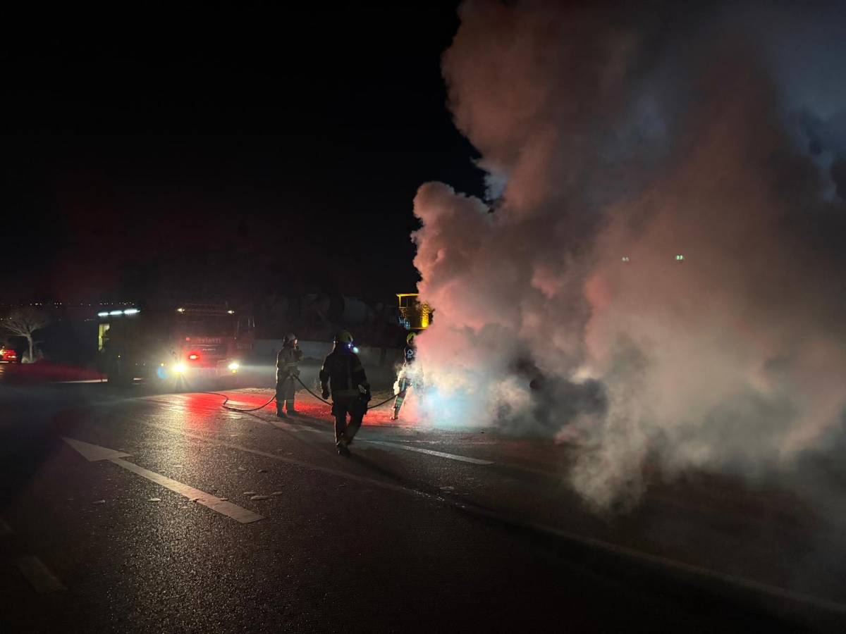 Bandırma’da araç alev alev yandı, geceyi aydınlattı