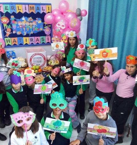 Burhaniye'de Tutum, Yatırım ve Türk Malları Haftası Okullarda Coşkuyla Kutlandı