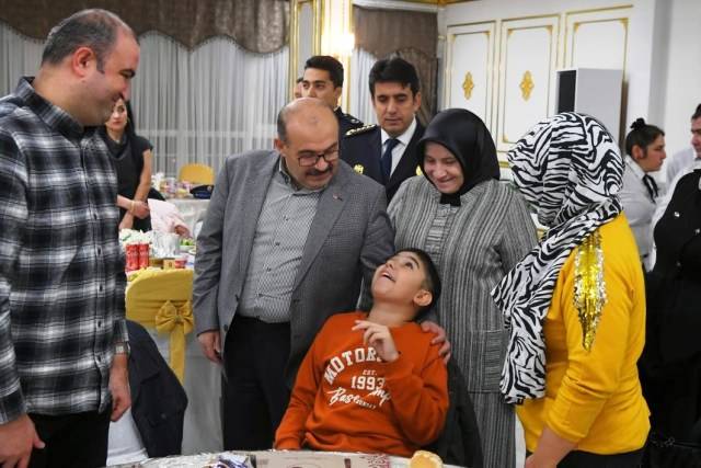 Vali İsmail Ustaoğlu ve eşi Şenay Ustaoğlu, “3 Aralık Dünya Engelliler Günü” etkinlikleri katıldı.