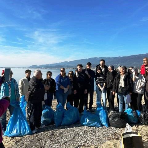 Havran MYO Yüksekokul Öğrencilerinden Akçay Sahilinde Çevre Duyarlılığı