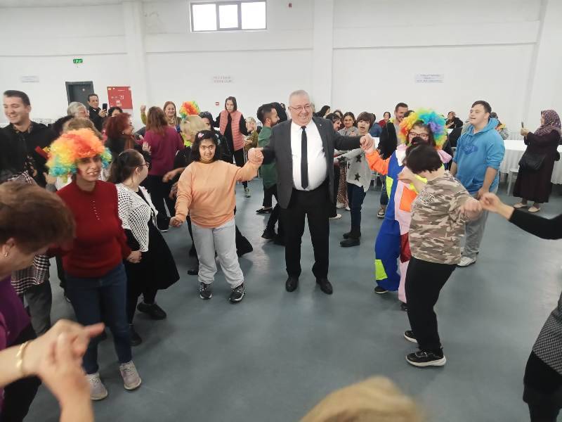 Engelliler, Başkan Ertaş'la neşeli bir gün geçirdi