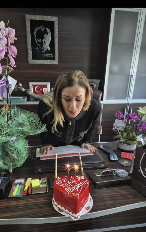 Avukatı Mehtap Yıldırım Yankır’a dava sahiplerinden doğum günü sürprizi