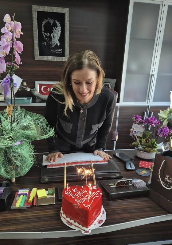 Avukatı Mehtap Yıldırım Yankır’a dava sahiplerinden doğum günü sürprizi