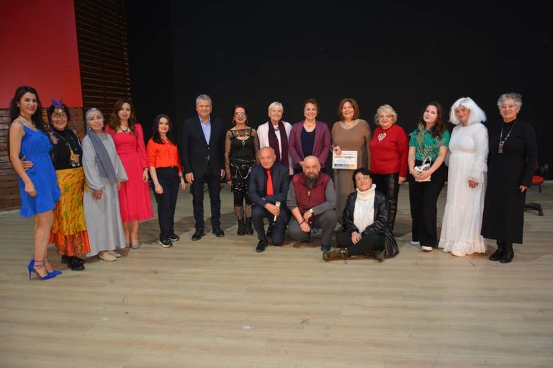 Otobüs Tiyatro Eseri Coşturdu