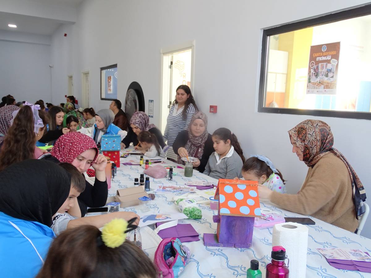 Renklerle Üreten Aileler Çanta Boyama Etkinliğinde Buluştu