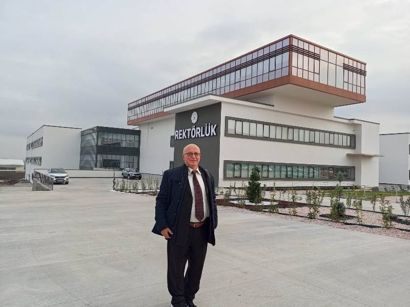 Rektör Boz, Gazeteci Mustafa Yamaner’i tebrik etti